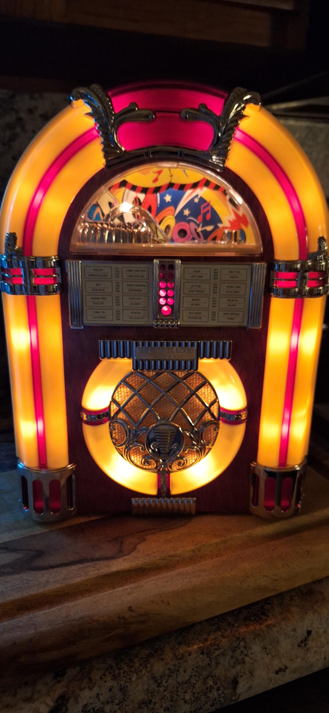 Light up Table Top Juke Box, AM/FM Radio and Cassette Player. 