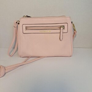 Bolso bandolera o de pulsera Liz Claiborne, color rosa. 4 compartimentos. 23 x 18 cm. Nuevo.