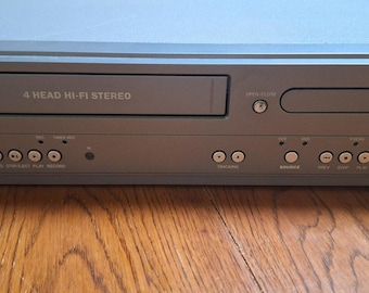 Magnavox VHS / DVD Player dv225Mg6, getestet und funktioniert hervorragend.  Keine Fernbedienung.