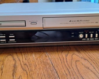 Zenith videoreceiver, DVD-spelare, VHS-spelare, AM/FM-tuner. Fullt testad. Xbs444. Kräver högtalare. Ingen fjärrkontroll.