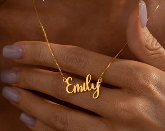 Personligt namn- och typsnittshalsband från EssentialsForYouUS • Guldfärgat namnhalsband med lådkedja • Perfekt present till henne • Personlig present