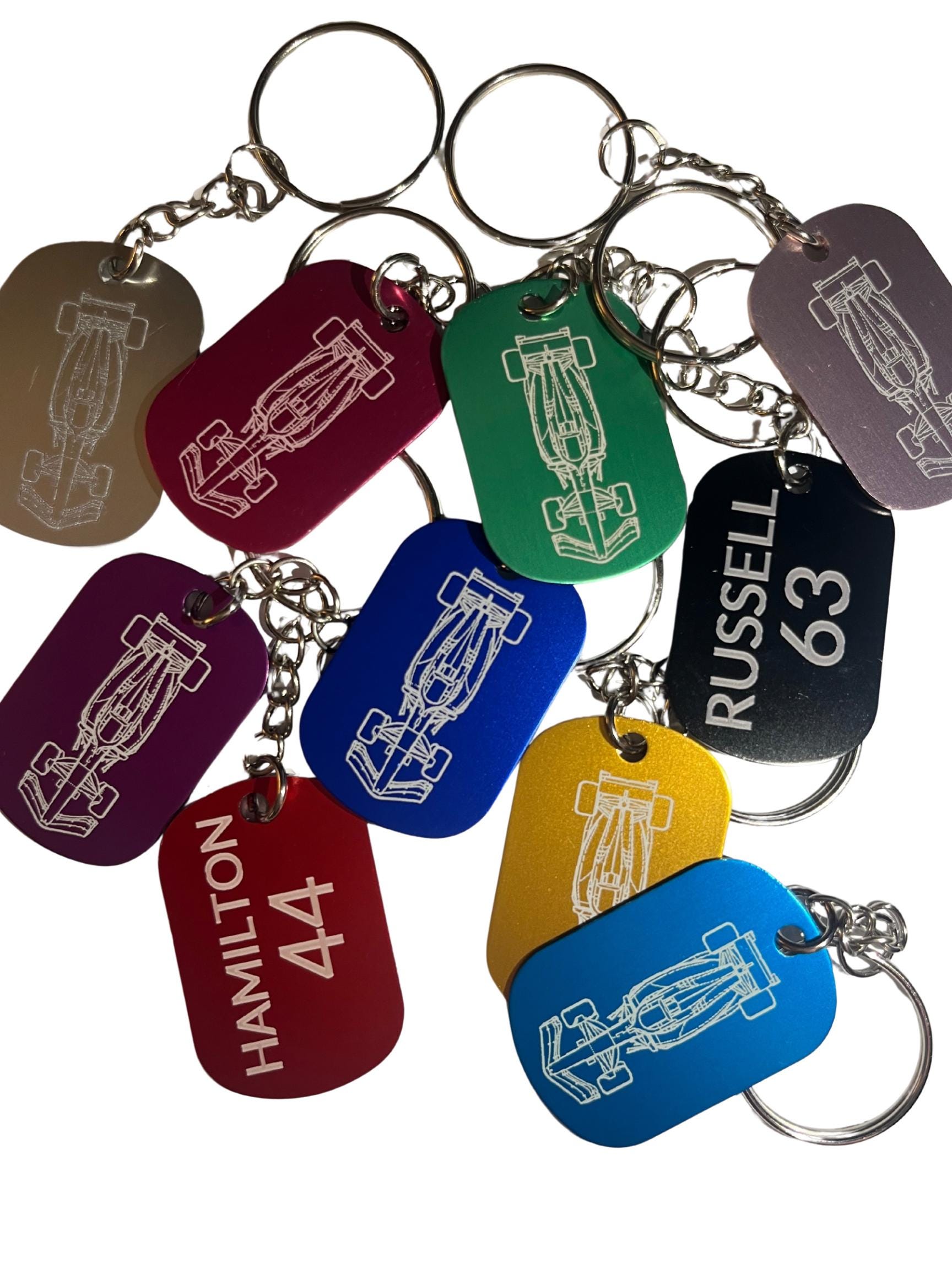 2 stuks zilveren Formule 1 racewagen sleutelhanger motor sport F1 auto ketting, Formule 1 fans van races, voor uw sleutel of uw display, geweldig cadeau voor mannen en vrouwen (zilver/zwart