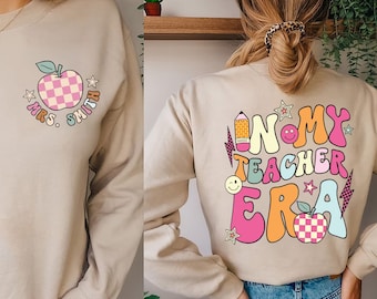 Gepersonaliseerd in mijn leraar tijdperk sweatshirt, leraar aangepaste naam sweatshirt, leraar tijdperk shirt, eerste klas leraar sweatshirt, terug naar school