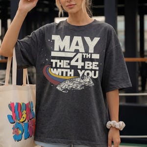 Camiseta "Que la Fuerza te acompañe" (May The 4th Be With You), Camiseta del Día de la Galaxia, Suéter de nave espacial, Camiseta del 4 de mayo de la Galaxia, Camiseta de aventura espacial, Camiseta de los bordes de la galaxia