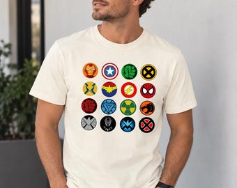 Koszulka z ikonami superbohaterów, koszulka z symbolami bohaterów komiksowych, koszulka dla fanów superbohaterów, bluza z kapturem dla miłośników komiksów