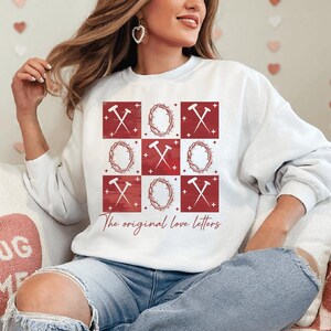 Camiseta con letras de amor originales, camiseta con versículo bíblico de San Valentín, suéter cristiano de San Valentín, sudadera del día de San Valentín, camiseta con la frase "Ama como Jesús"
