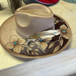 Artisan Hand-gebrannte Fedora Hut mit breiter Krempe und Wildblumen Design | Türkis Rock und Gold Akzente | Boho Festival Distressed Hut