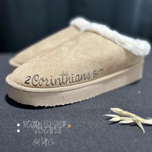 Puede incluir: Un juego de tres tazas de cerámica con un acabado moteado y mate. Las tazas son en tonos crema, gris claro y gris oscuro. Cada taza tiene un diseño simple y minimalista, ideal para café o té.