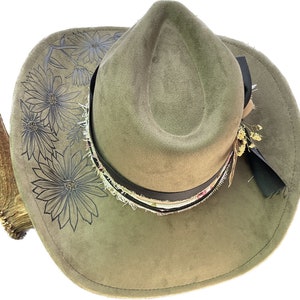 Einzigartiger kundenspezifischer Cowboyhut mit handgebrannter Blumenkunst & benutzerdefiniertem geschichtetem Hutband - perfektes Western-Cowgirl-Accessoire