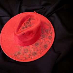 Handgebrannter Roter Fedora-Hut mit breiter Krempe | Wildblumen Design | Beunruhigt Boho Chic Hut | Benutzerdefinierte Western Style Fedora