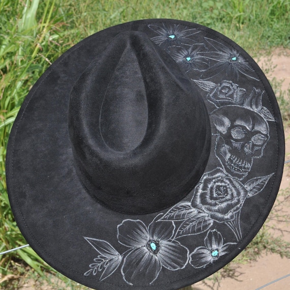 Elegant Black and White Feathered Wide-Brim skull Hat Black Wide Brim Skull Hat w/ Feather | Roblox Item - Rolimon main image 4
