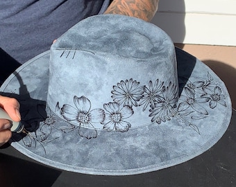 Personalice su estilo con nuestro sombrero Fedora de gamuza mexicana con ala en forma de lágrima quemado a mano: ¡lienzo en blanco para arte quemado personalizado y cintas para sombreros en capas!