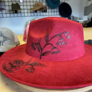 Luxury Hand-Burned Red Suede Fedora – Artisan Floral Western Hat for the Stylish & Sophisticated