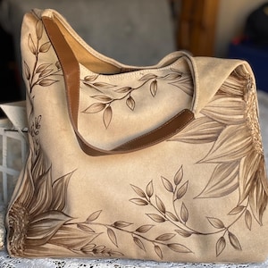 Sac fourre-tout en daim brûlé à la main | Conception artisanale de tournesol et de vigne | Sac à bandoulière bohème western