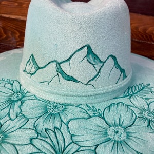 Personaliseer je stijl met een handgebrande, blauwgroene Mexicaanse suède fedorahoed met brede rand - blanco canvas voor op maat gemaakte gebrande kunst en gelaagde hoedenbanden!