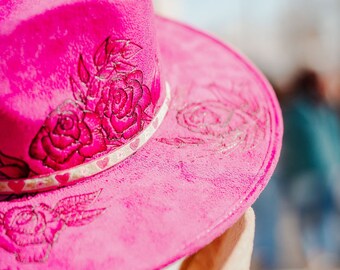Roze Mexicaanse suède verbrande hoed met rozenbloemenkunstwerk uit de vrije hand