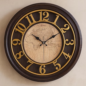 Könnte beinhalten: Eine runde Wanduhr mit einem dunkelbraunen Holzrahmen und einem goldfarbenen Innenring. Das Zifferblatt zeigt ein Weltkartenmuster und goldene Ziffern. Die Uhrzeiger sind schwarz.