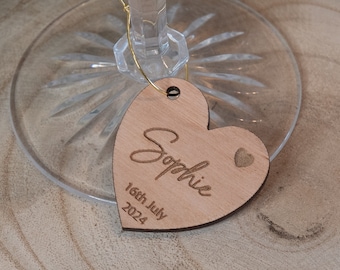 Dije de bebida de corazón personalizado: recuerdo de madera para fiestas o bodas.