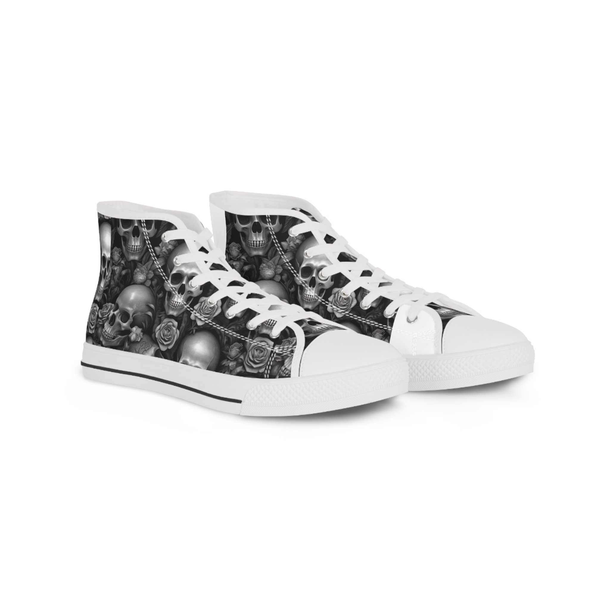 Zapatillas altas para hombre con cabezas de calavera alrededor de la zapatilla.