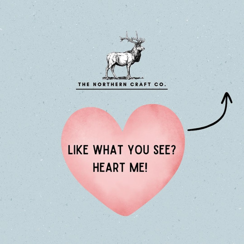 K&ouml;nnte beinhalten: Hellblauer Hintergrund mit einem rosa Herz und einem schwarzen Pfeil, der darauf zeigt. Das Herz enth&auml;lt den Text "LIKE WHAT YOU SEE? HEART ME!". Dar&uuml;ber eine schwarz-wei&szlig;e Hirschillustration.