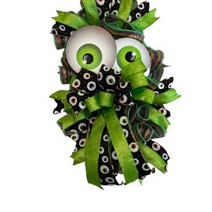 Spooky Gaze Halloween Wreath:  Eerie Eyes that Mesmerize