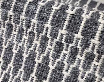 Alfombra de lana tejida a mano: decoración geométrica de estilo rústico