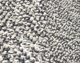 Alfombra de lana gris de punto grueso, alfombra escandinava tejida a mano de tejido plano, textura gruesa, color neutro, hecha a medida.