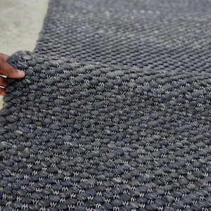 Alfombra de lana color carbón tejida a mano, alfombra de punto grueso con bucles, textura gruesa, decoración bohemia neutra.