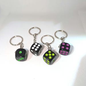 Porte clé personnalisé, dés bicolores, jeux, poker, carte, casino, jeux de hasard, gambling, porte clé dés, dés a jouer, pour lui, pour elle