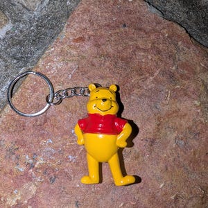 Personalisierter Schlüsselanhänger, Winnie the Pooh, Disney, Bär, Geschenkidee, originelles Geschenk, Kindergeschenk, Cartoon, Retro, Dekoration,