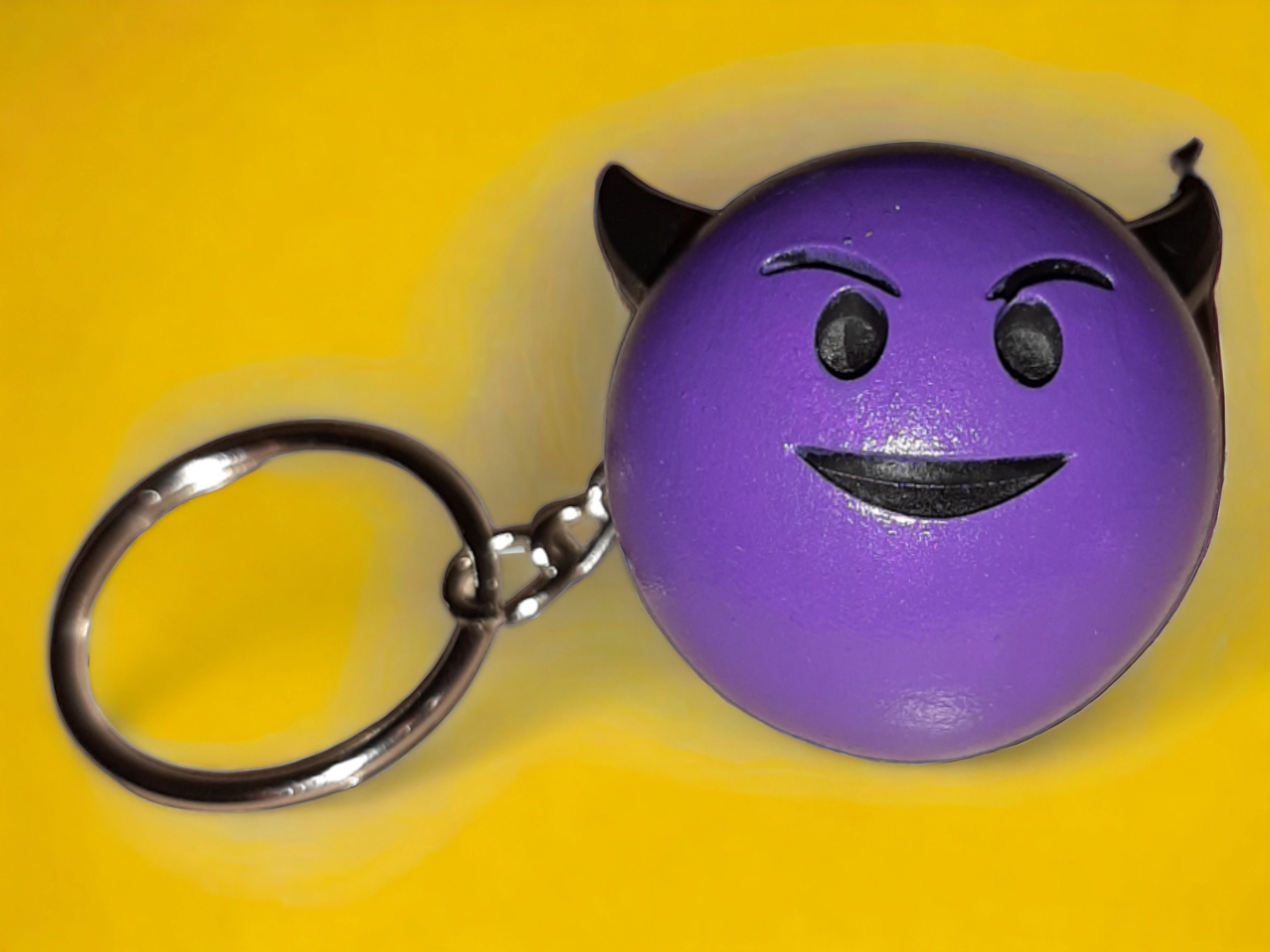 Porte clé badge emoji caca smiley idée cadeaux 37 mm