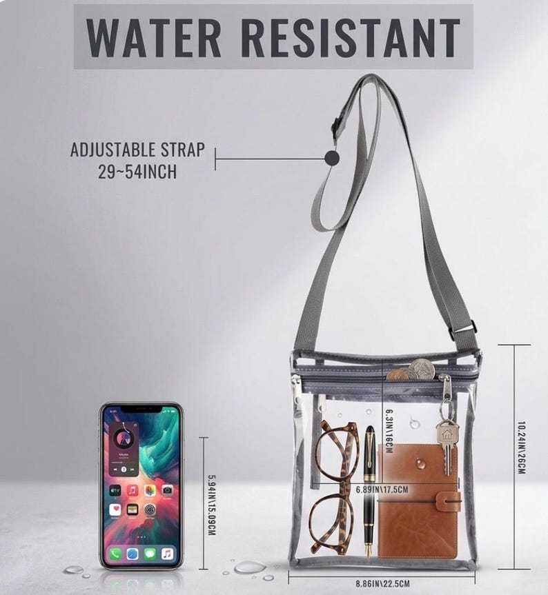 Peut inclure: Sac bandouli&egrave;re transparent et r&eacute;sistant &agrave; l'eau avec une bandouli&egrave;re grise r&eacute;glable. Le sac contient des lunettes, un stylo, un petit portefeuille marron et des cl&eacute;s. Le sac mesure 22,5 cm de large, 26 cm de haut, et la bandouli&egrave;re s'ajuste de 73,7 cm &agrave; 137,2 cm.
