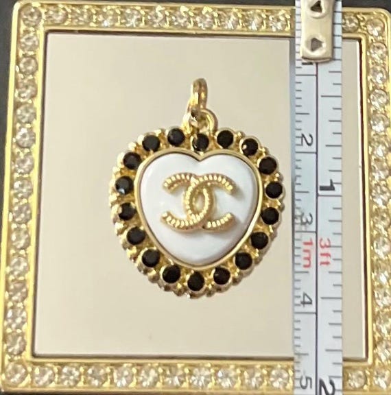 Beautiful - Authentic Chanel button/charm pendant. - image 3