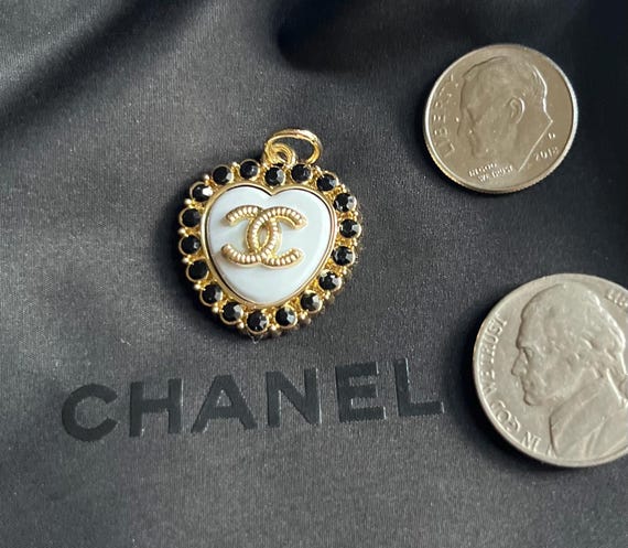 Beautiful - Authentic Chanel button/charm pendant. - image 4