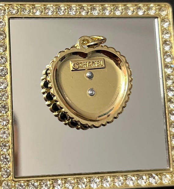 Beautiful - Authentic Chanel button/charm pendant. - image 2
