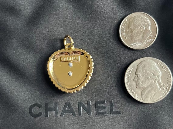 Beautiful - Authentic Chanel button/charm pendant. - image 5