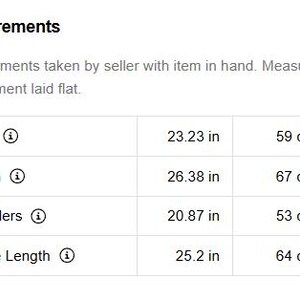 Puede incluir: Gr&aacute;fico blanco con la palabra "Measurements". Una tabla muestra medidas: pecho (59 cm), largo (67 cm), hombros (53 cm) y largo de manga (64 cm). Medidas tambi&eacute;n en pulgadas.