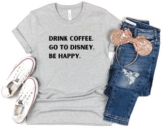 Beber café, ir a Disney, camisetas de Disney, camiseta unisex de Bella y Cavas de Disney, camisetas de vacaciones de Disney, camiseta de Disney para amantes del café