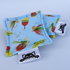 Juguete de hierba gatera &quot;Gone Fishing&quot;: almohada para patear gatos hecha a mano con hierba gatera orgánica o vid plateada para gatos activos de interior.