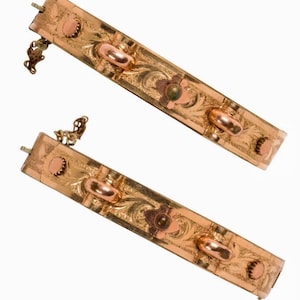 Brazalete Art Déco chapado en oro: motivo grabado y cierre con bisagra