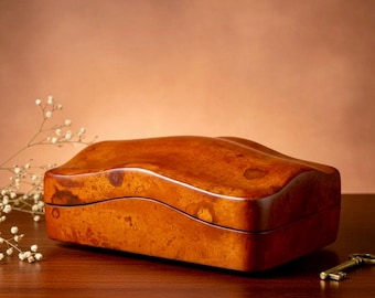 Joyero antiguo de cuero italiano: recuerdo de cuero rojo, decoración del Viejo Mundo.
