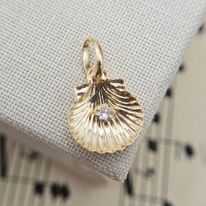 Small Dainty 9ct Yellow Gold & Cubic Zirconia Shell Charm