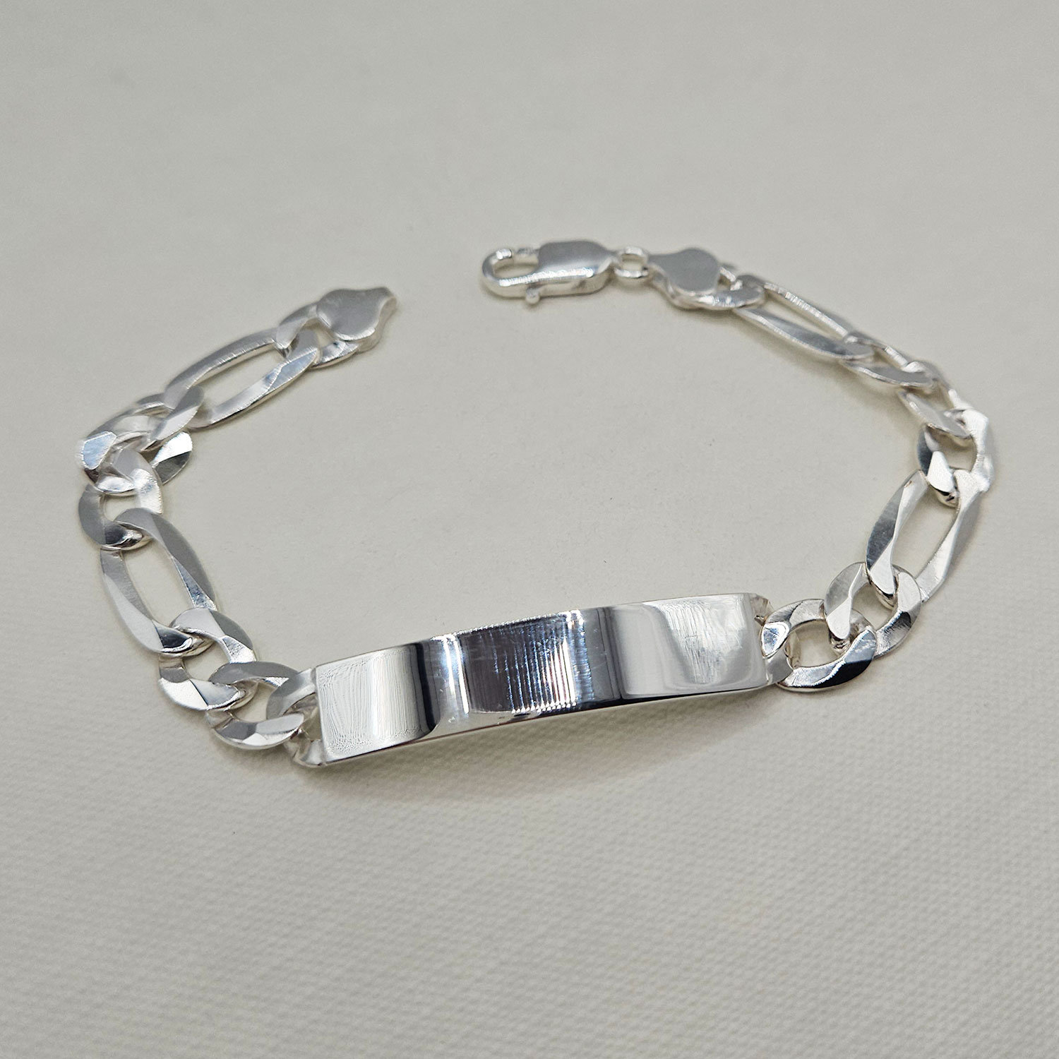 Gourmette bébé or maille figaro avec gravure prénom comprise