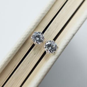 Piccoli orecchini a bottone rotondi con zirconi cubici da 4 mm in argento sterling