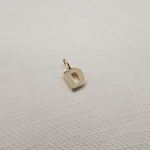 Pequeño y delicado colgante con inicial D en oro amarillo de 9 quilates