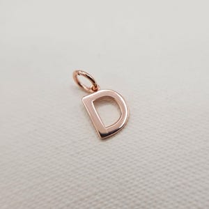 Pingente com pingente inicial 'D' banhado a ouro rosa