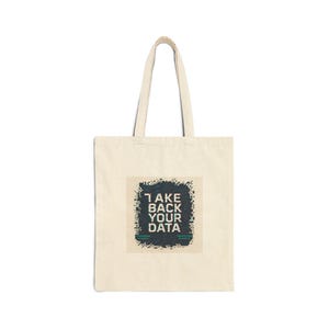 Peut inclure: Sac fourre-tout crème avec un motif rectangulaire portant l'inscription "TAKE BACK YOUR DATA" en blanc et turquoise. Le motif est encadré d'une bordure texturée bleu foncé. Le sac a deux anses.