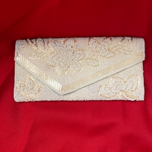 Clutch de marfil con cuentas a mano