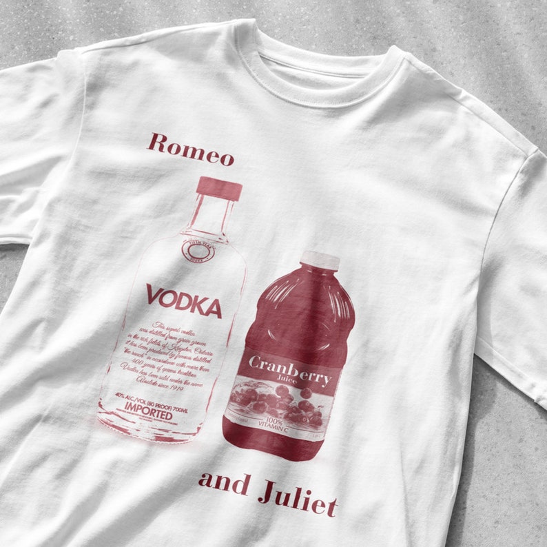 Vodka Cranberry Romeo and Juliet Drinking T-Shirt, Funny Drinking T-Shirt, Funny Shirt, Funny Meme T-Shirt, Beer Drinking Shirt, Party Shirt zdjęcie 1
