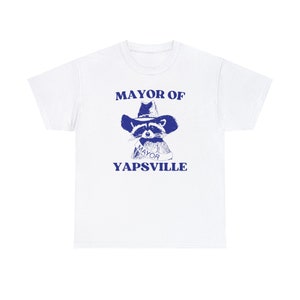 Chemise maire de Yapsville, t-shirt unisexe, t-shirt meme, t-shirt drôle, t-shirt dessin vintage, chemise raton laveur, chemise animal, t-shirt sarcastique image 2